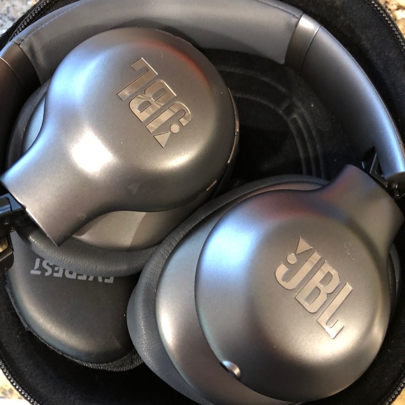 JBL Noise Cancelling Headphones - used TWICE!